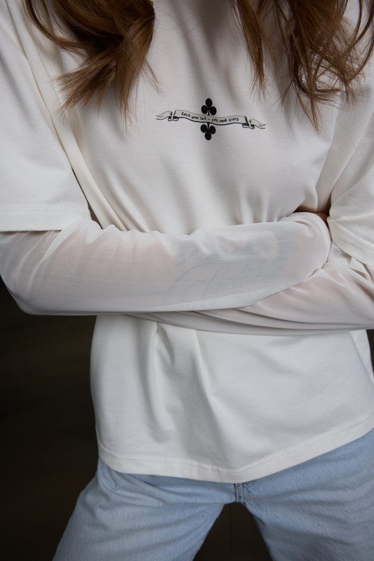 Футболка з напівпрозорими сітчастим рукавами - Зображення 3