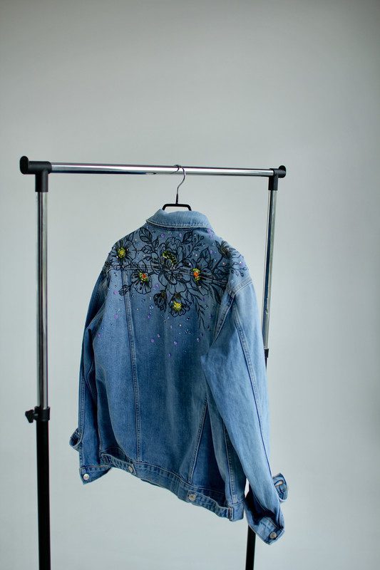 Блакитна джинсівка з квіточками - Зображення 6