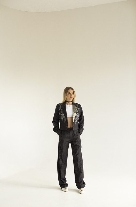 Брючний костюм у смужку - Зображення 6