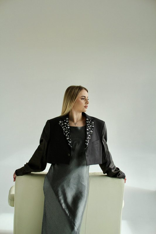 Укорочений сірий піджак з металіком - Зображення 6