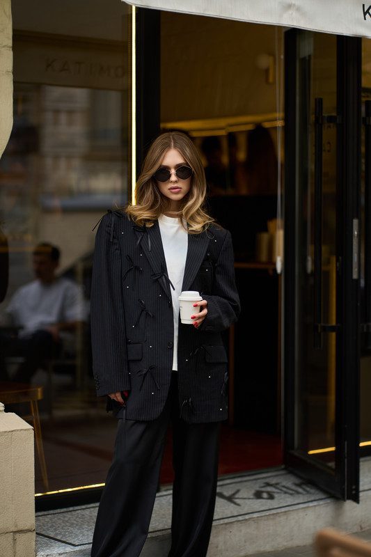 Чорний піджак у смужку з бантиками - Зображення 7