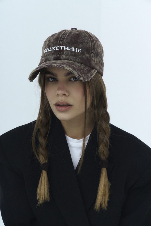 Коричнева джинсова кепка бешкетниця