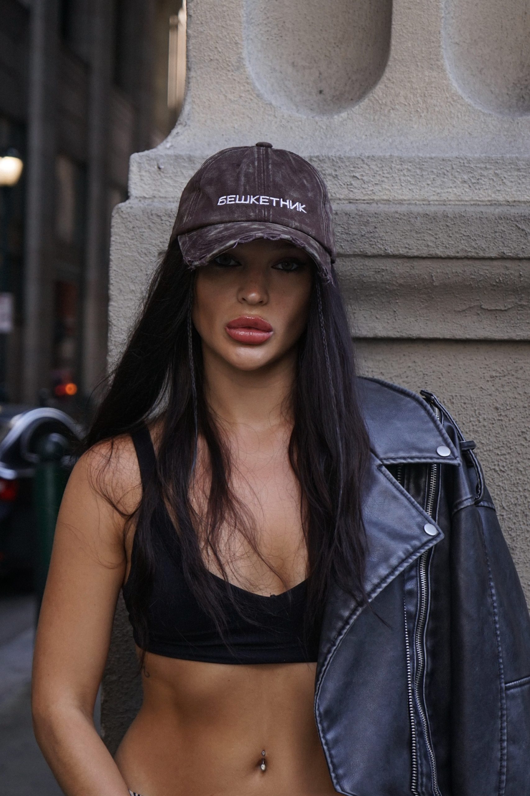 Коричнева джинсова кепка бешкетник