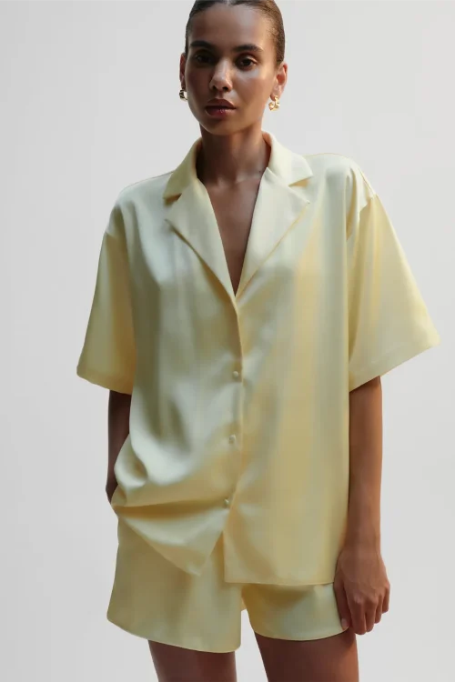Short-sleeved shirt yellow
